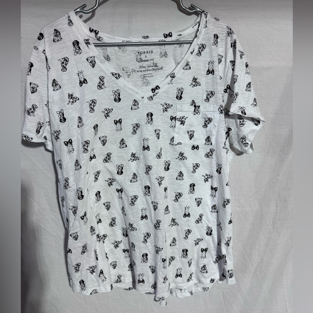 Torrid dog print v neck tshirt Size 3 or US 3X